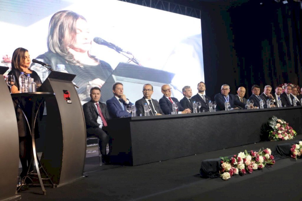 Primeira mulher a assumir a presidência da ACIJ participa da posse com 800 lideranças empresariais, políticas e comunitárias