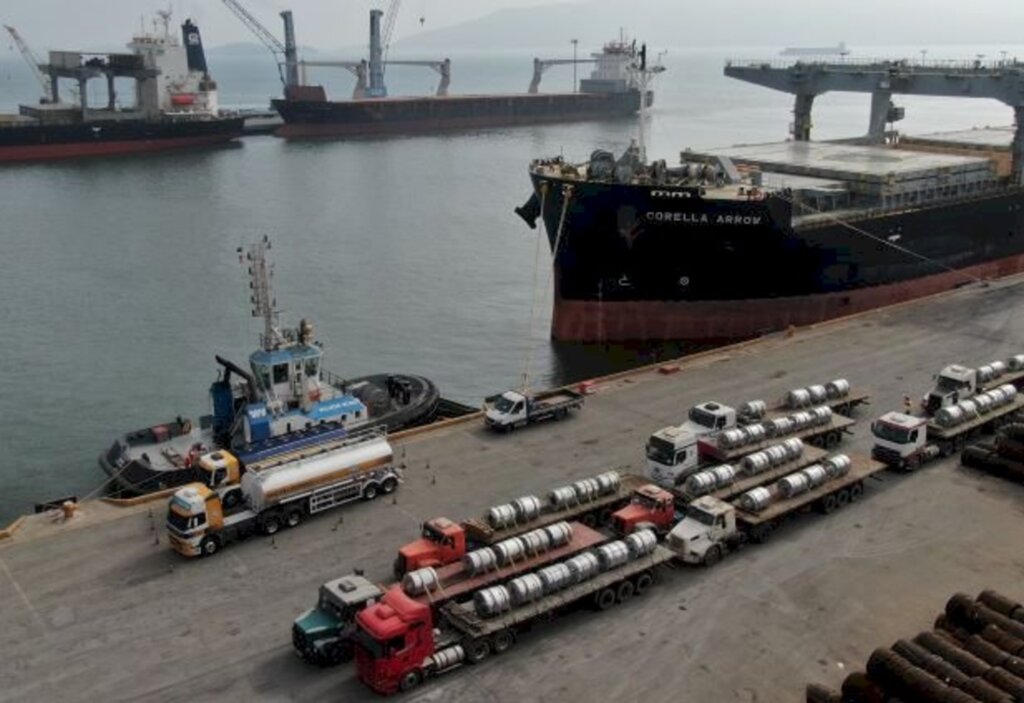 Nota: Porto de São Francisco do Sul é a porta de entrada da maior parte do aço utilizado no Brasil.