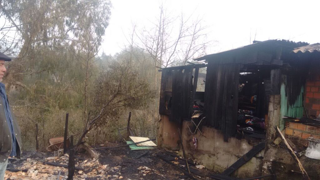 Incêndio destrói duas residências no São Pedro