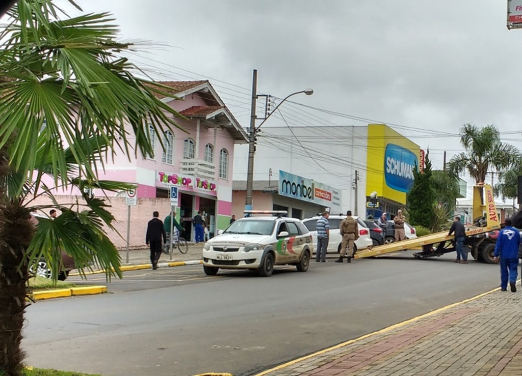 Veículo é guinchado