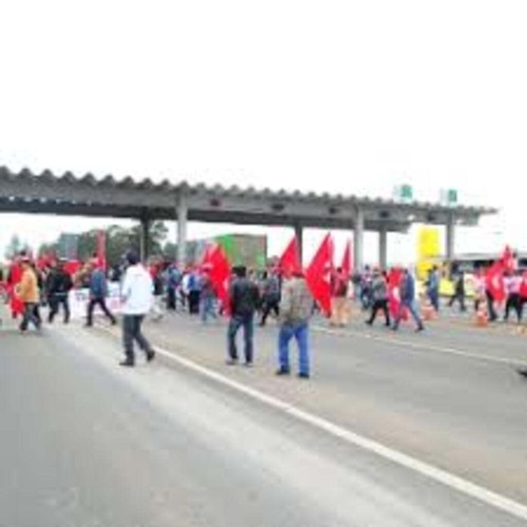 MST ocupa praça de pedágio em Correia Pinto