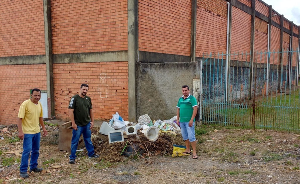 Moradores reclamam de lixo descartado próximo de escola