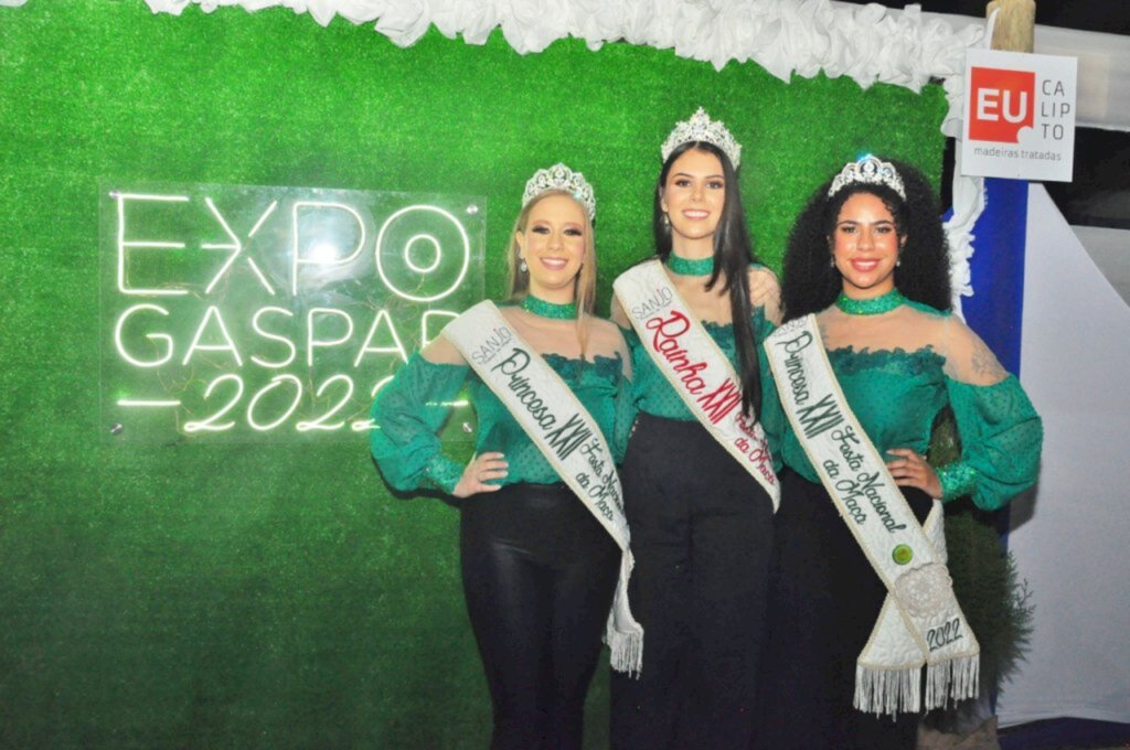 Soberanas da 22ª Festa Nacional da Maçã divulgam o evento na ExpoGaspar