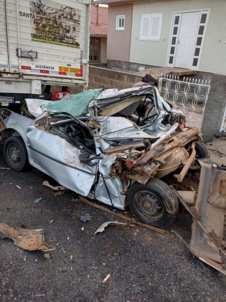 Carro é esmagado entre dois caminhões no centro de São Joaquim