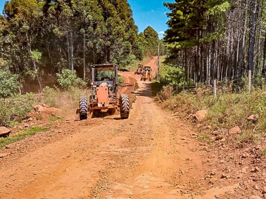 Secretaria de Obras de Campo Belo faz manutenção nas estradas de Pinheiro Marcado