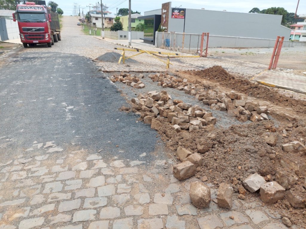 Prefeitura realiza ação de tapa-buraco em calçamentos do município