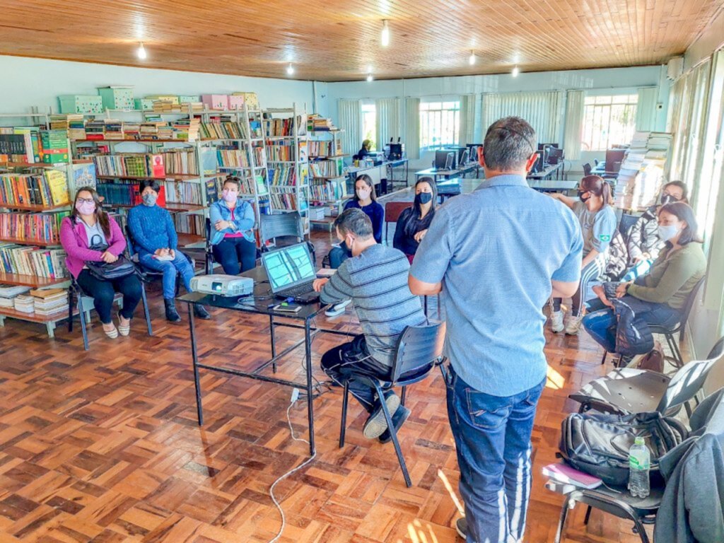 Conselho Municipal da Criança e do Adolescente promove capacitação a conselheiros tutelares e membros do conselho