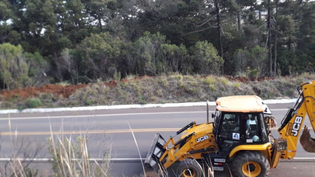 Casan/Divulgação - Tubulação passou na margem da rodovia SC-114