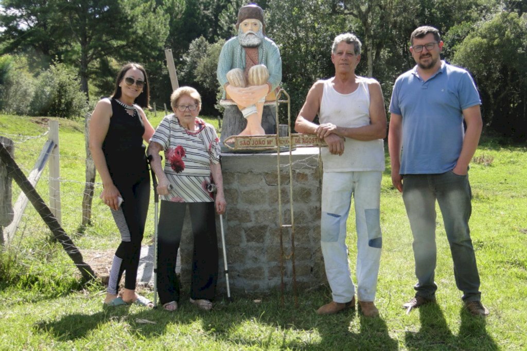 Divulgação - No dia da entrega da imagem do Monge São João Maria, da esquerda para a direita a filha Mara, a senhora Anita, o filho Alvari e o prefeito João Eduardo