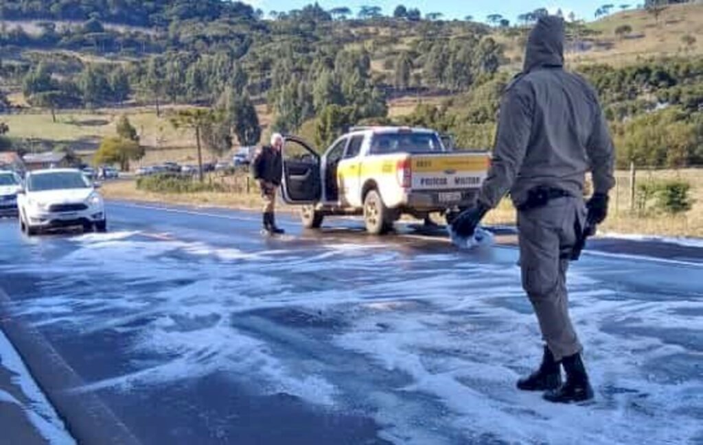 Jeep Clube presta socorro a veículos presos no gelo em São Joaquim