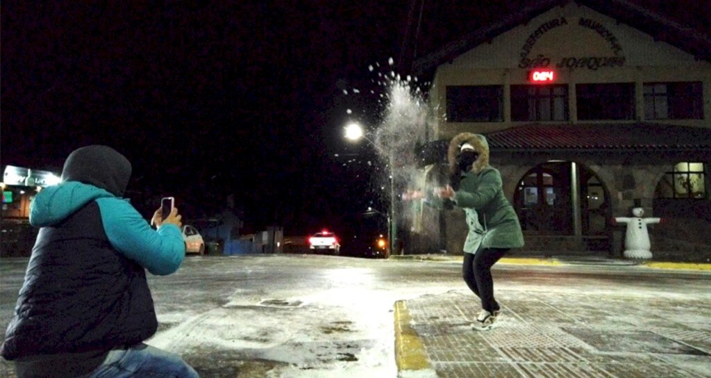 Turistas invadem a Serra Catarinense e fazem bonecos de neve