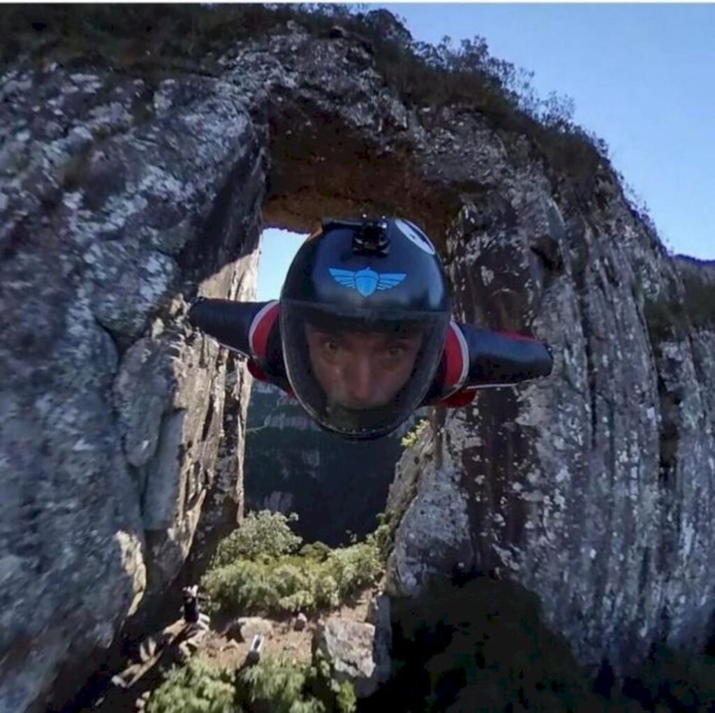 Atleta de wingsuit, cruza a Pedra Furada no Morro da Igreja