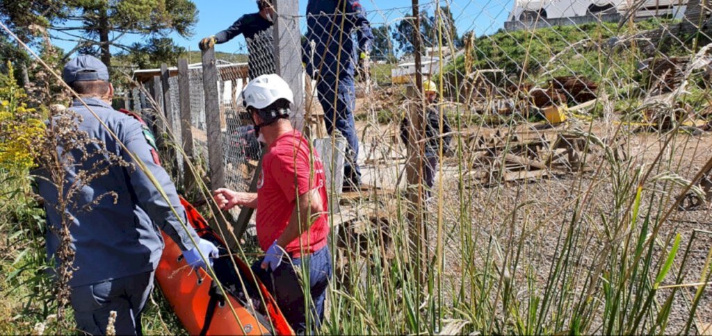 Bombeiros resgatam homem perdido em mata, em São Joaquim