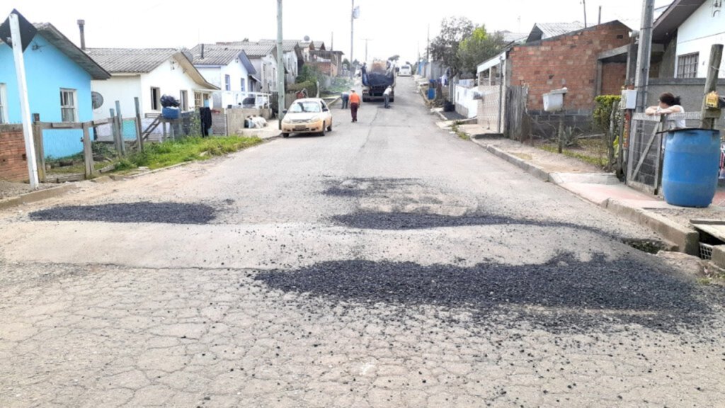 Secretaria de Obras realiza operação tapa buracos nos bairros Santa Paulina e Bela Vista