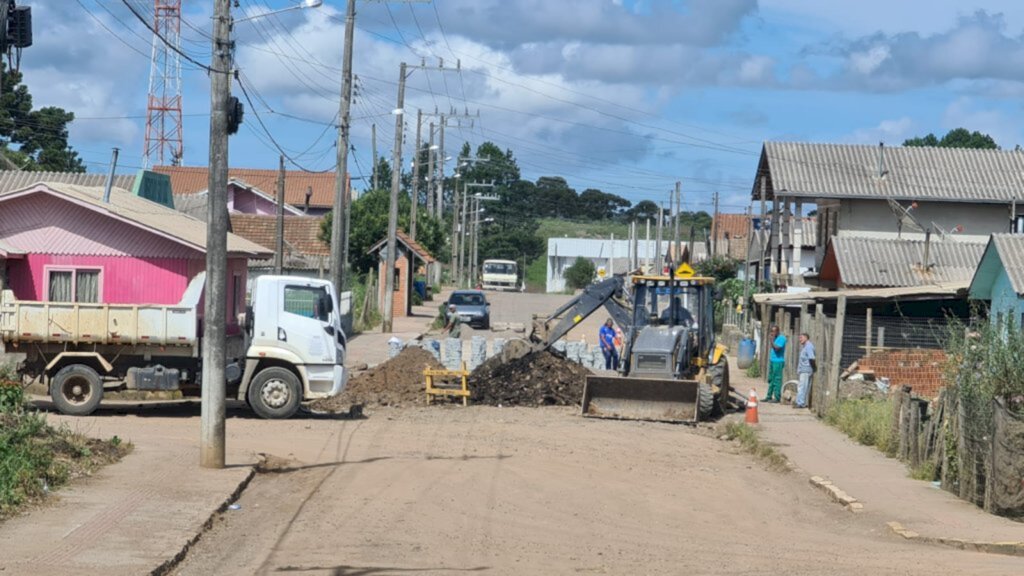 Rua do Bairro Santa Paulina recebe pavimentação de lajotas e drenagem