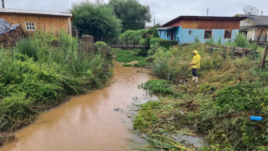 Limpeza das margens do Rio São Mateus evita alagamentos em São Joaquim