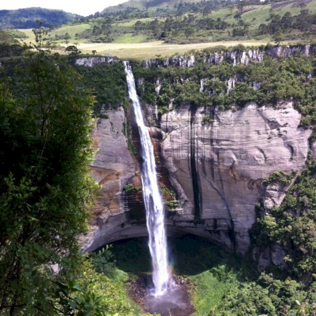 Zeca Pires/ Divulgação - Cachoeira em paredão de arenitos (Aquífero Guarani) coberto por dois derrames vulcânicos de basalto (Aquífero Serra Geral) no Planalto de S