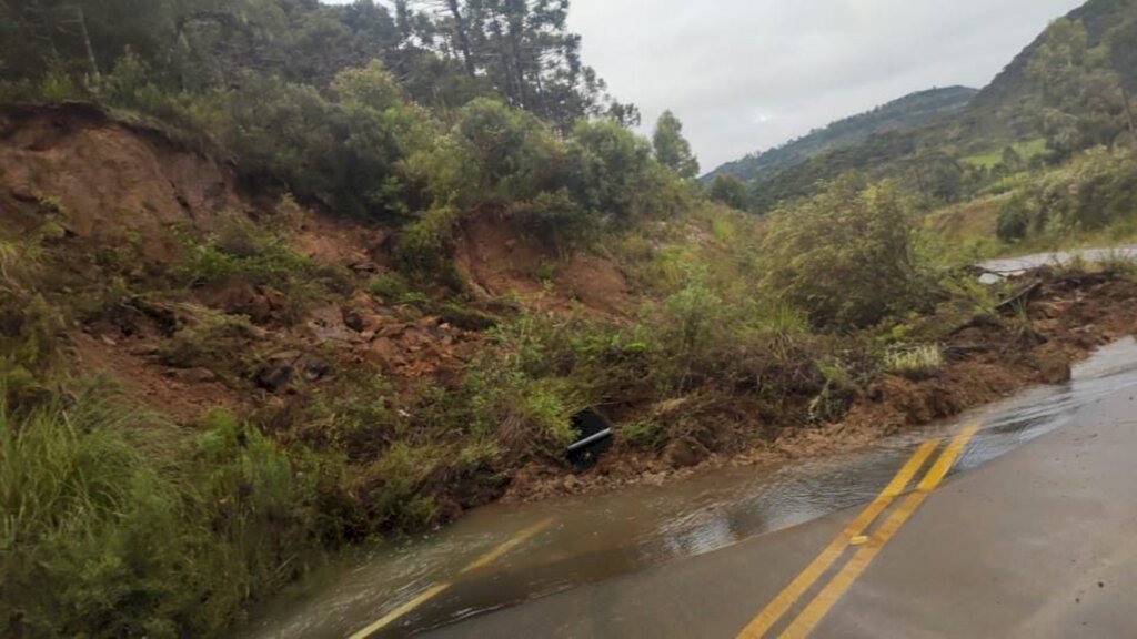 Chuva provoca queda de barreira na SC-110, entre Urubici e São Joaquim