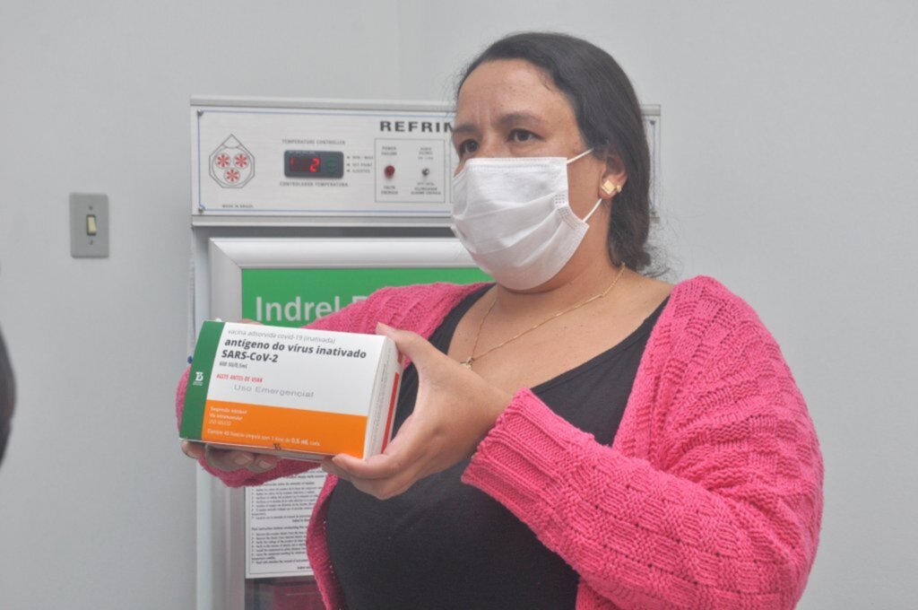 Enfermeira da linha de frente contra a covid-19 é a primeira a receber a vacina Coronavac