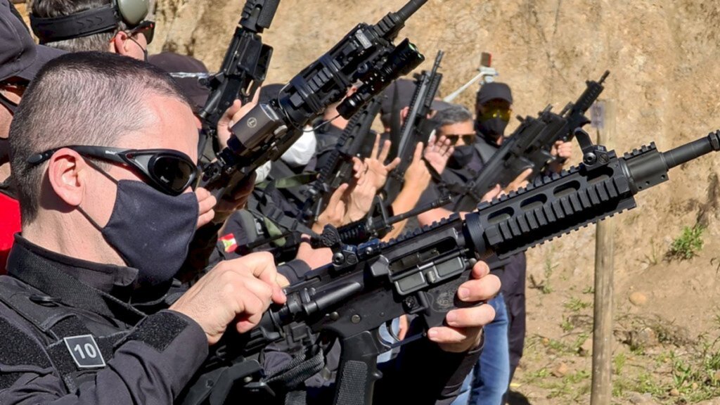 Policiais civis da Serra Catarinense fazem curso de tiro com fuzil e submetralhadoras