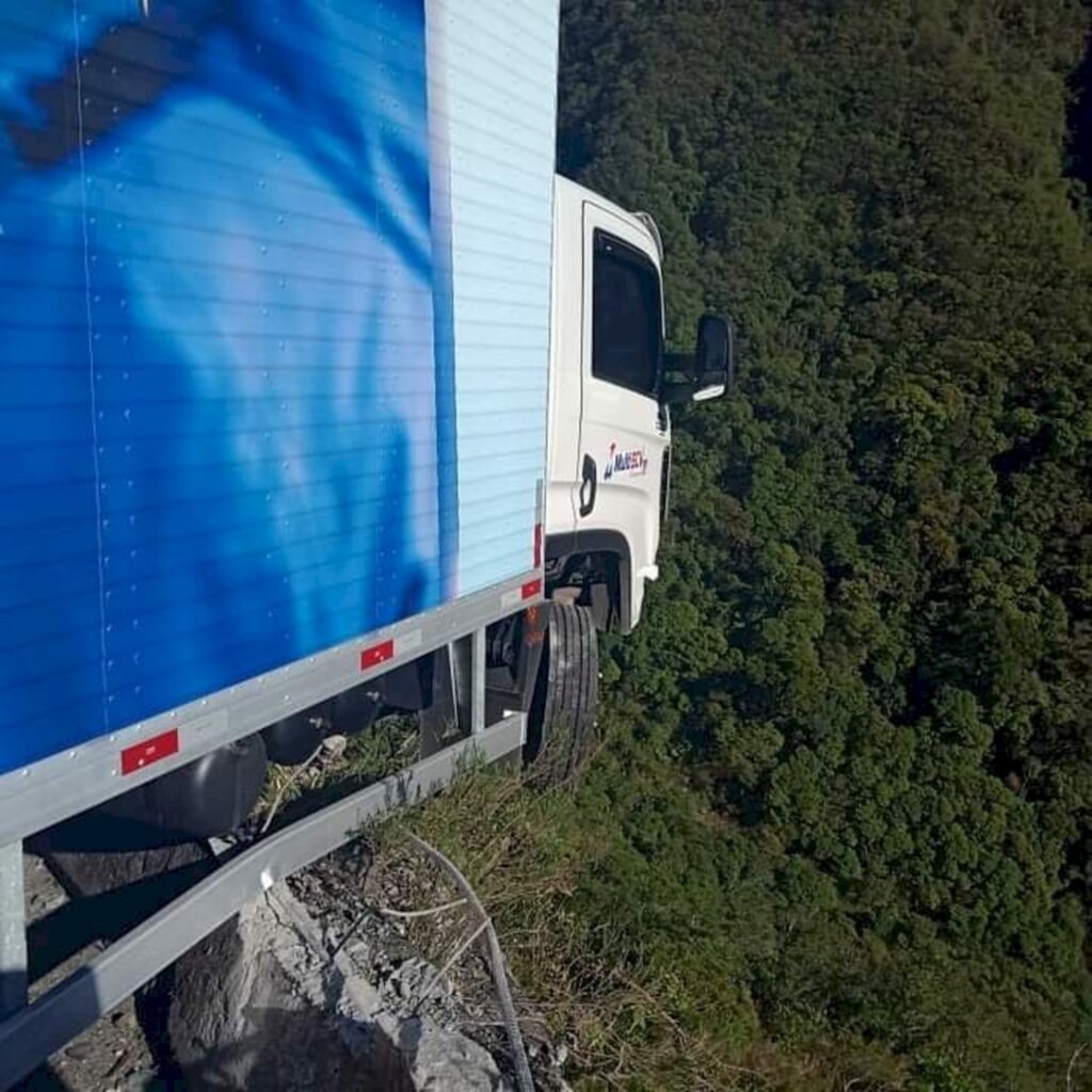 Caminhão fica suspenso na Serra do Rio do Rastro