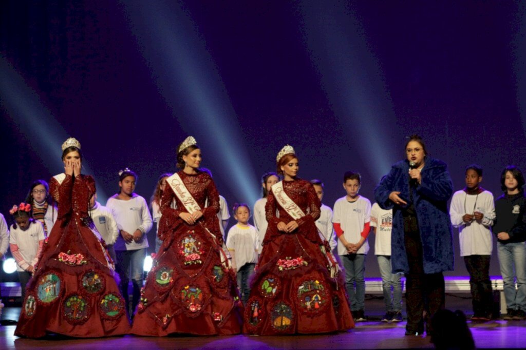 Vestidos oficiais da Realeza da 32ª Festa Nacional do Pinhão foram apresentados no Teatro Marajoara