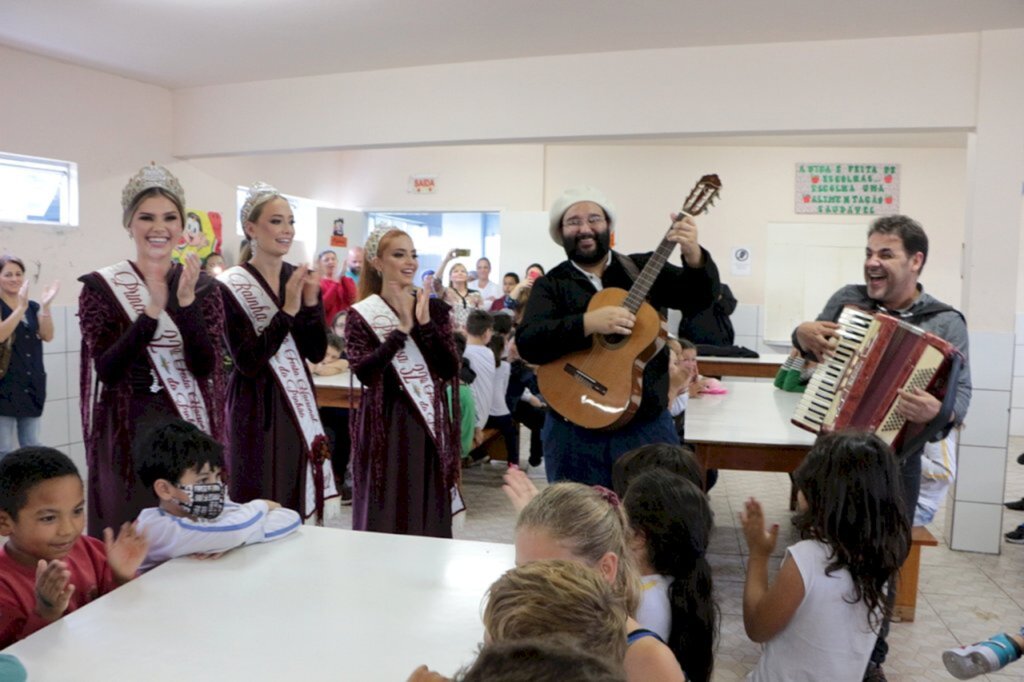 Alunos de escola municipal farão desenhos para compor vestido da realeza da Festa do Pinhão