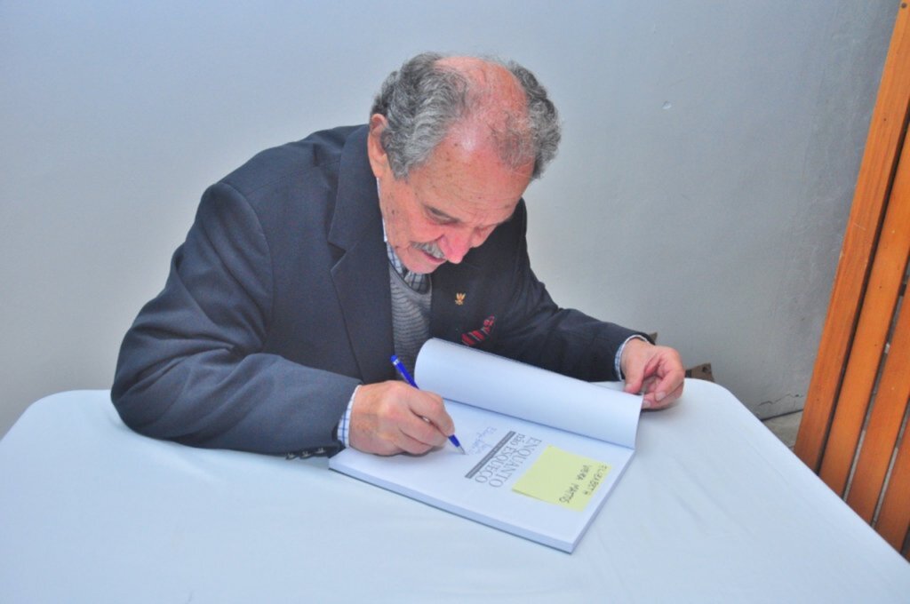 Jornalista e escritor Rogério Martorano lança livro em São Joaquim - Enquanto não Esqueço