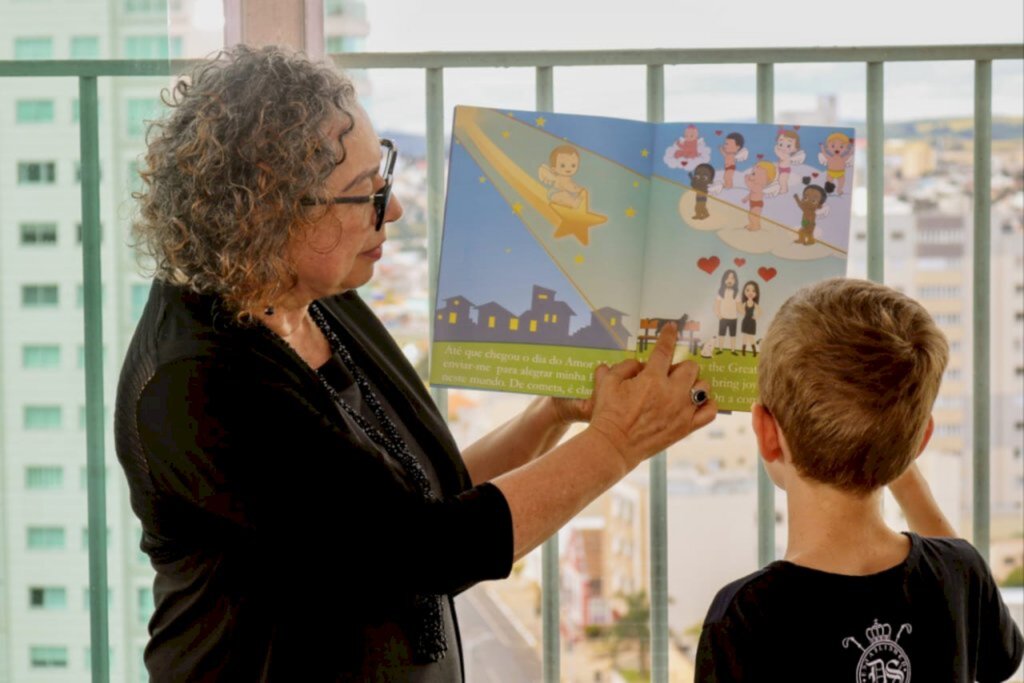 Maria Waltair produz um livro para cada neto