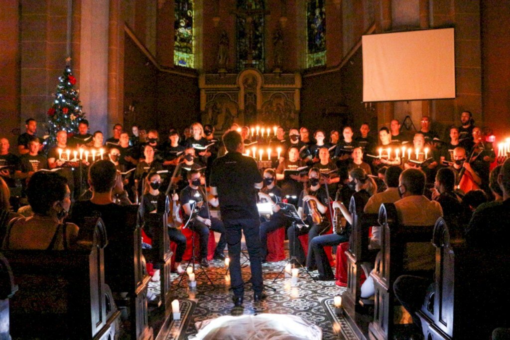 Show nacional, espetáculos e comércio em horário estendido atraem milhares de pessoas para o Natal Felicidade