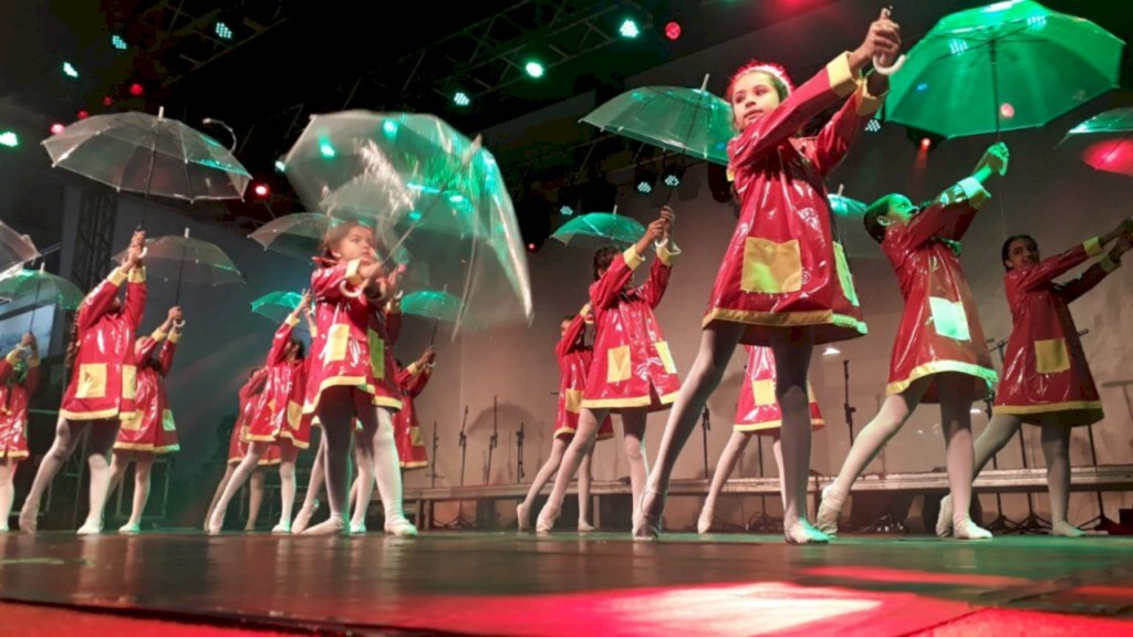 Música e dança na noite de segunda-feira do Natal Felicidade - Um Doce Natal