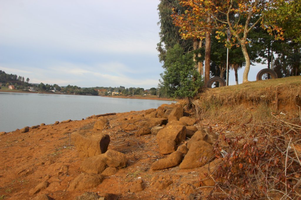 Mauro Maciel - No Rio Caveiras, logo após a barragem do Salto, em Lages é possível ver que a quantidade de água diminuiu muito, deixando as pedras à mostra