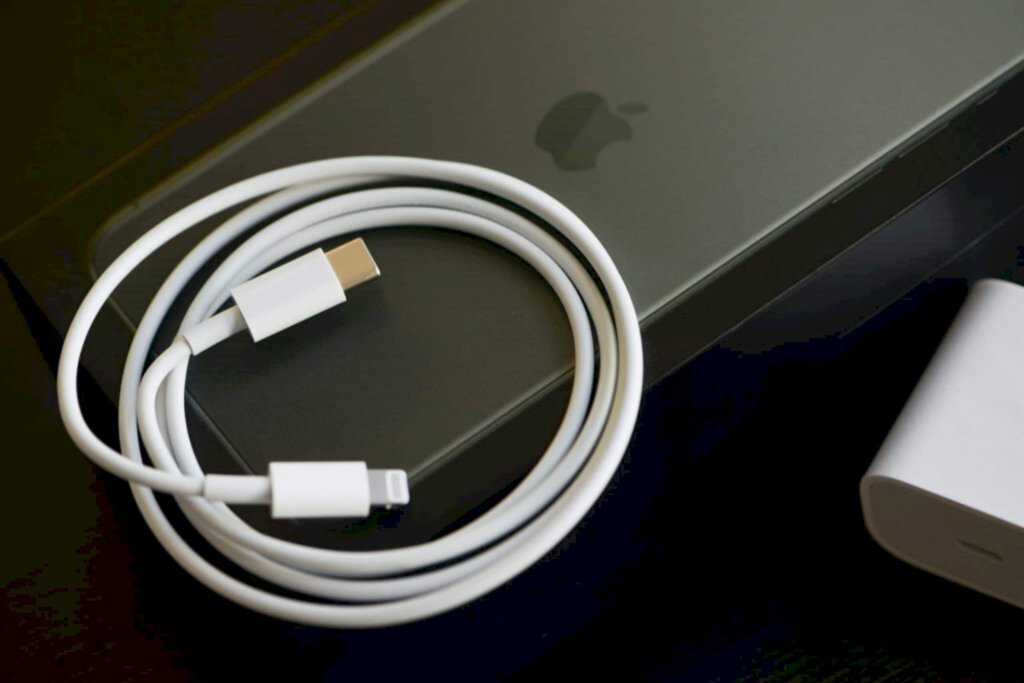 Apple é notificada por não fornecer carregador para os novos smartphones
