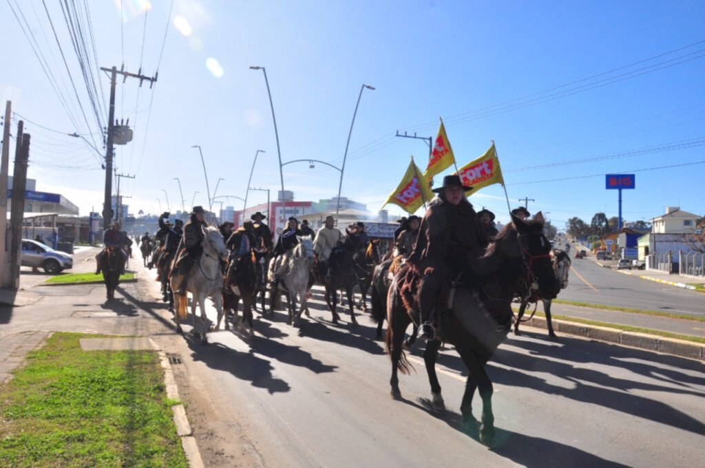 Cavalgada reúne mais de 300 cavaleiros no centro de Lages