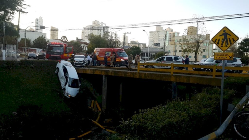 Carro fica pendurado em barranco do Carahá, após colisão