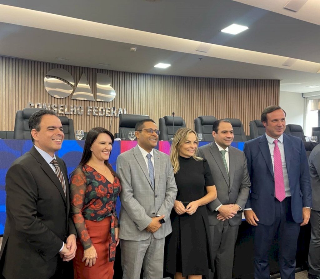 CFOAB Divulgação - Felipe Sarmento, coordenador-geral das Comissões no CFOAB, Cláudia Prudêncio, Marco Vinicius Pereira de Carvalho, Ana Cristina Blasi, Beto Simonetti, presidente da OAB Nacional, e Rafael Horn