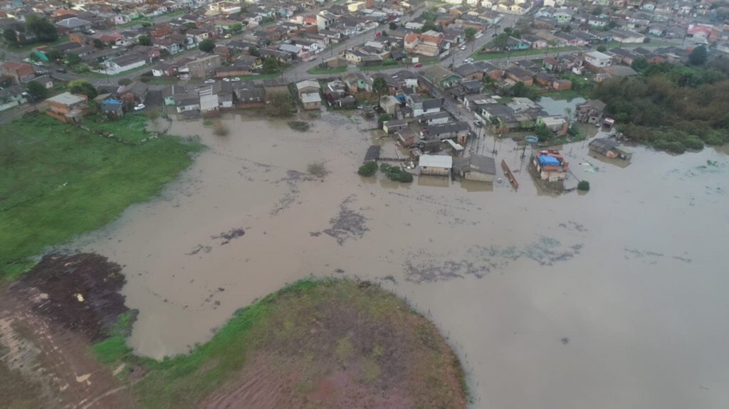 Rio Carahá transborda e alaga bairros de Lages