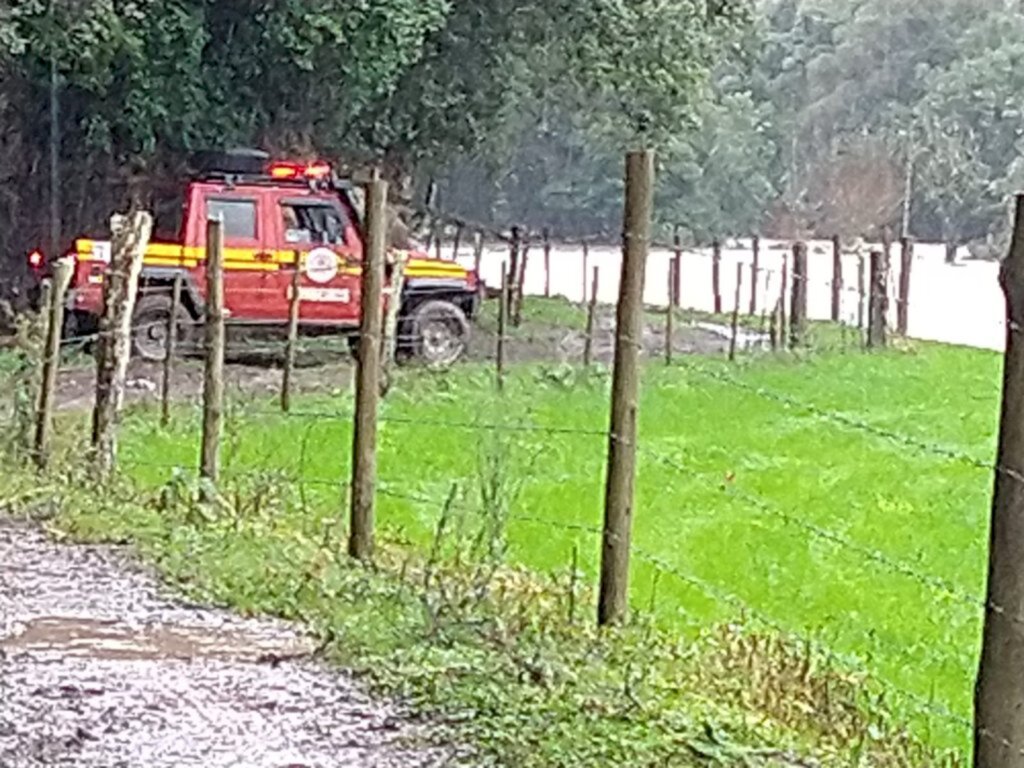 Grupo de pessoas fica ilhado e é resgatado pelos bombeiros, em Urubici