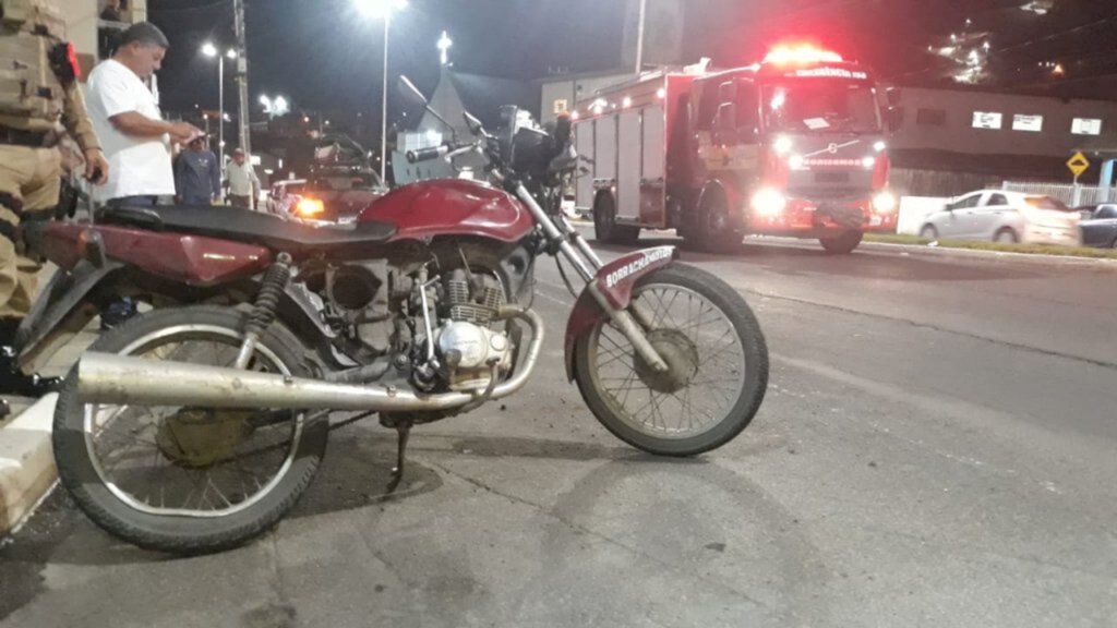 Motociclista morre ao colidir conta um poste, na Avenida Dom Pedro