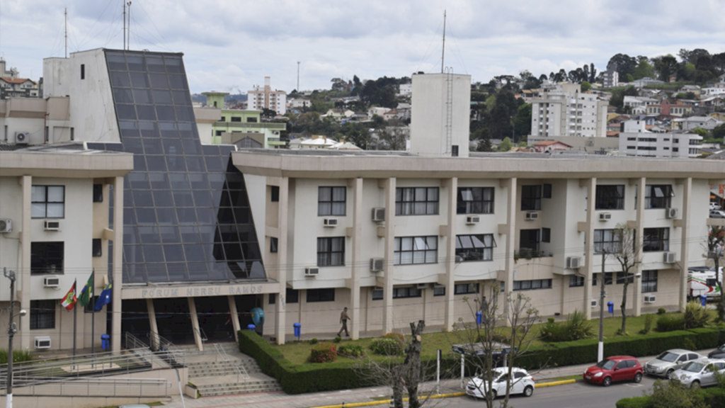 Clínica e dentistas indenizarão paciente por erros em tratamento de implantodontia