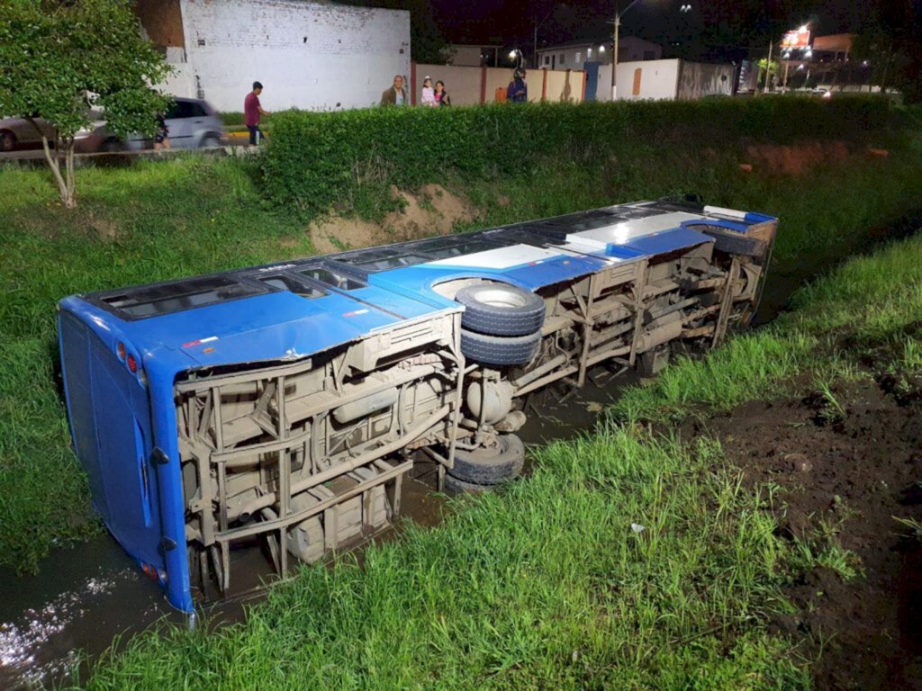 Bombeiros atendem a ocorrência com queda de ônibus no Rio Carahá