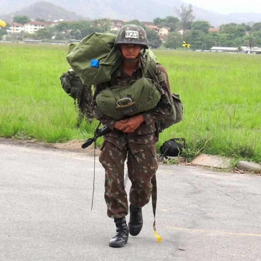 Militar do 1º Batalhão Ferroviário conclui curso Básico Páraquedista.