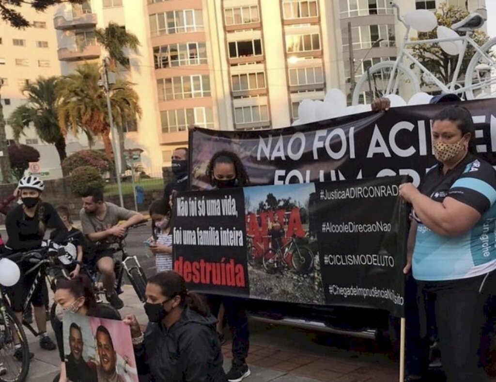  - Amigos e familiares realizam protesto na praça em frente à Catedral Diocesana