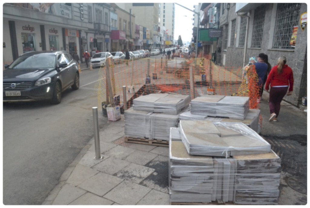 Novas calçadas na Correia Pinto ficam prontas em 60 dias