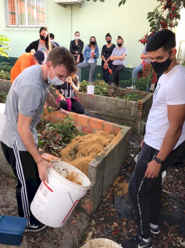 Ploz / Divulgação - Em oficina, projeto ensina como utilizar a compostagem na produção de alimentos