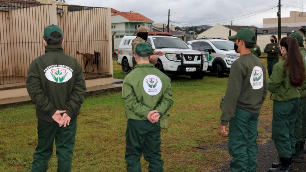 Protetores ambientais visitam canil e cavalaria, em Lages