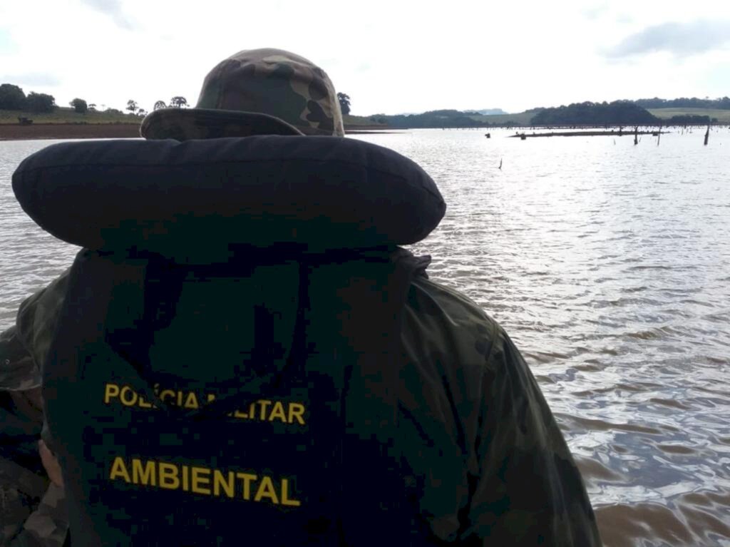 Ambiental realiza Operação Pesca no alagado do Salto Caveiras