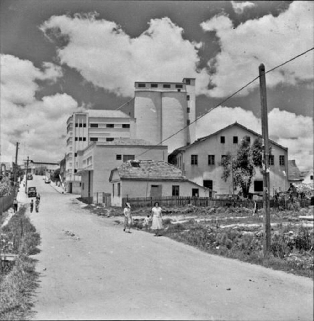 schl Legenda: Foto antiga da cidade - Foto antiga da cidade mostra as casas baixas, típicas da década de 1940, e como destaque o prédio do moinho