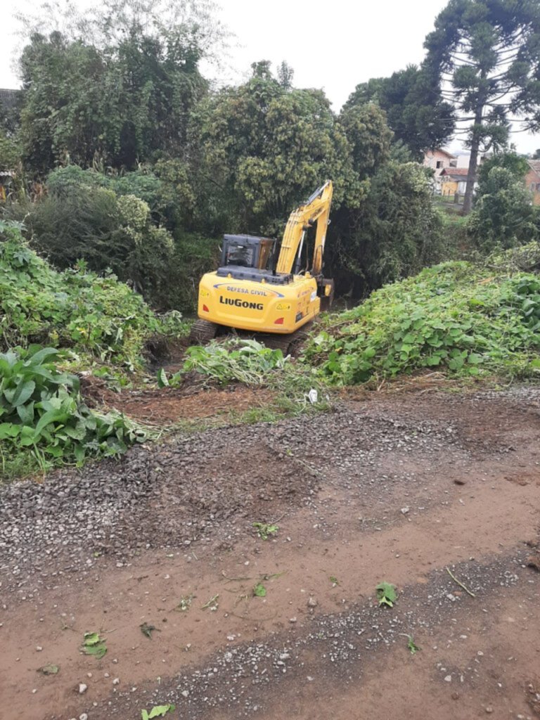 Córregos do perímetro urbano de Lages são limpos e desassoreados pela Defesa Civil