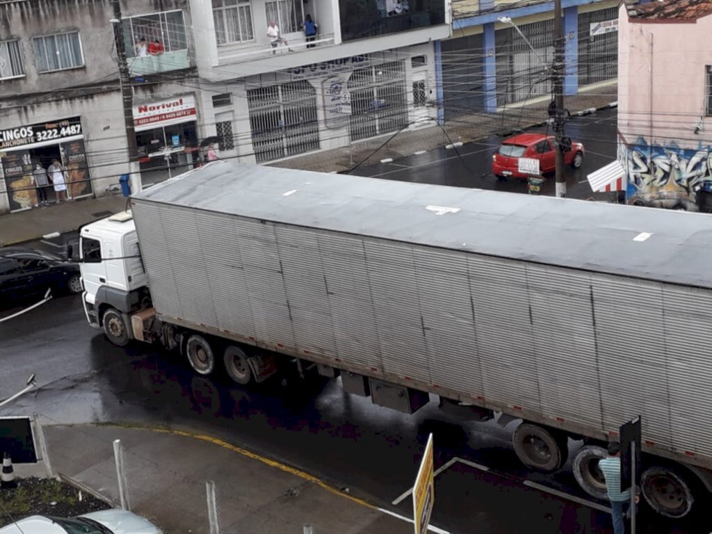 Carreta de grande porte causa tumulto  no centro de Lages